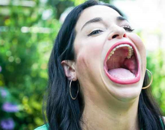 Ova žena ima najveća usta na svetu! (VIDEO)