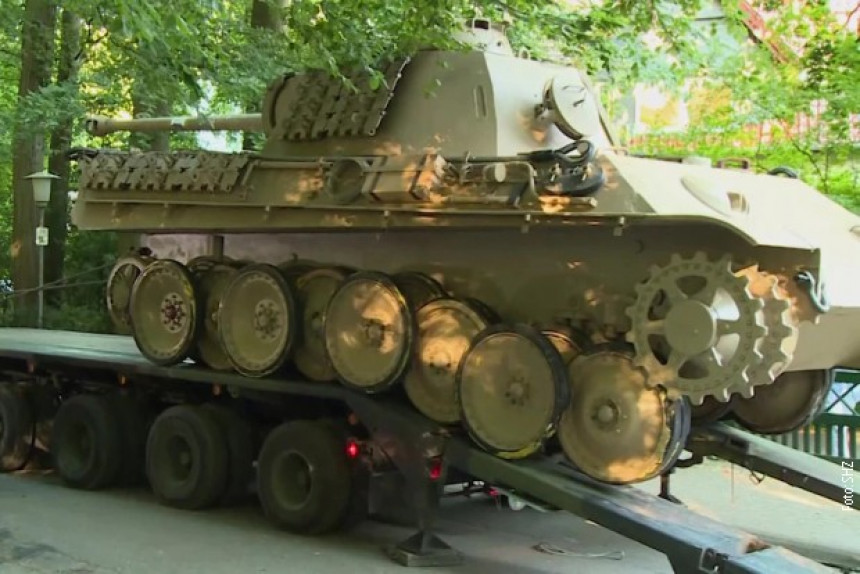 Немачки пензионер са тенком „пантер“ у подруму кажњен са 250.000 евра