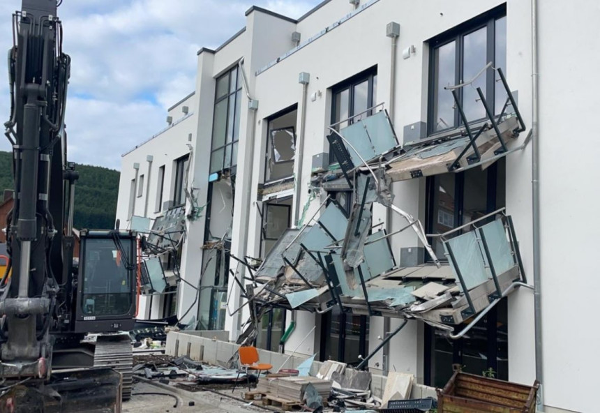 Svađa oko plate: Radnik sjeo u bager i srušio pola zgrade