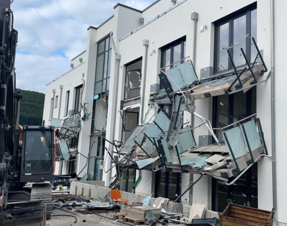 Svađa oko plate: Radnik sjeo u bager i srušio pola zgrade