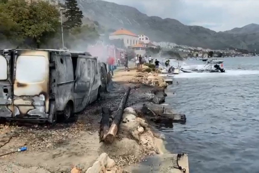 Pretakali gorivo u Dubrovniku: Izgorjeli gliseri...(VIDEO)