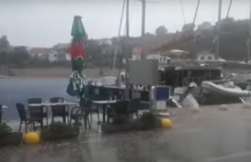 Hrvatska: Vjetar obarao drveće, rušio krovove (VIDEO)