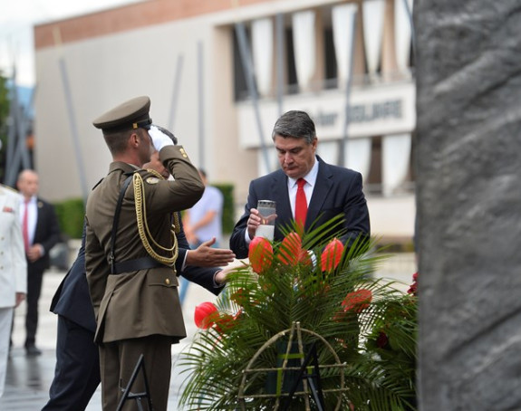 U Kninu odjekuju ustaški pokliči: "Za dom spremni"!