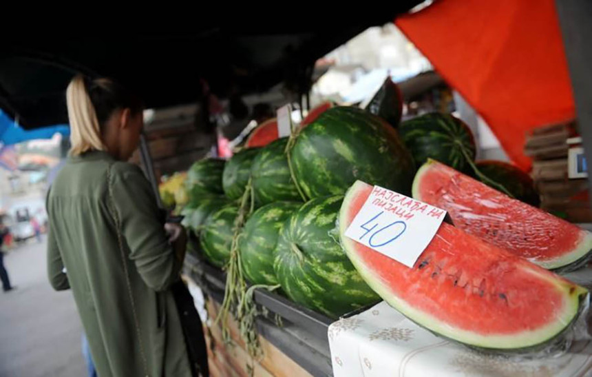 Neobična radnja: Prodaja voća i povrća na obraz 