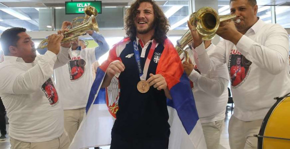 Doček sjajnog rvača uz trubače: Srbija je moja kuća