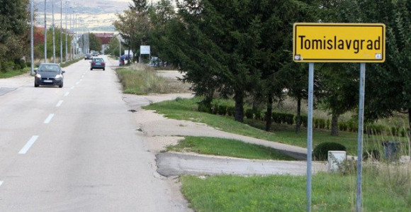 Poginula žena vozeći kvad po makadamu