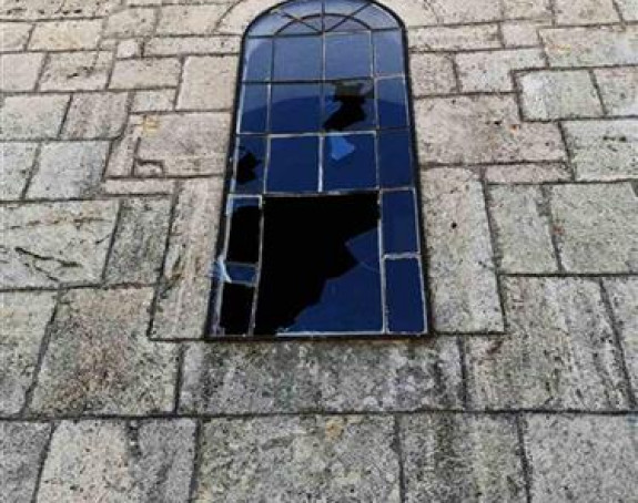 Polupani prozori na crkvi i nagrobni spomenik