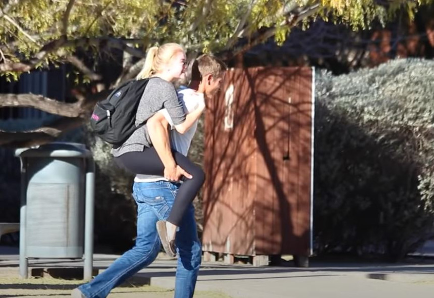 Neobična trka: Takmičenje u nošenju supruga na leđima