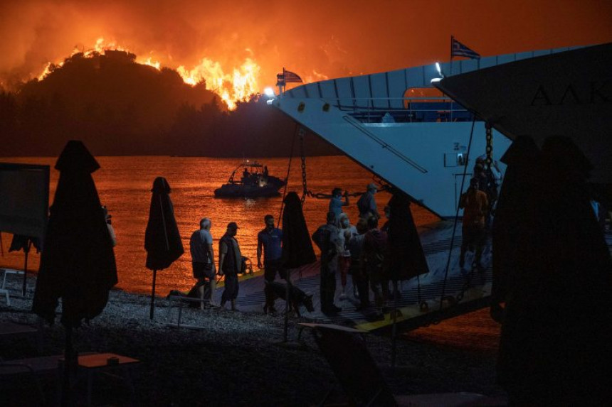 Пожари у Грчкој: Хаос и разарање, хиљаде евакуисаних
