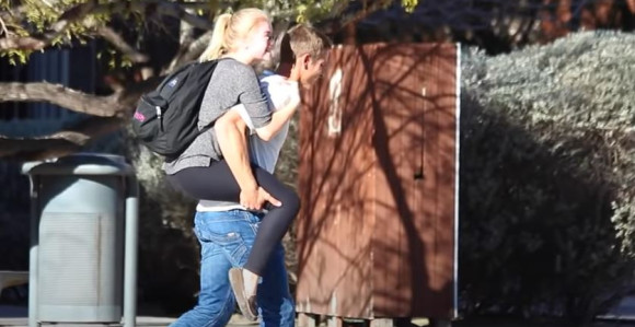 Neobična trka: Takmičenje u nošenju supruga na leđima