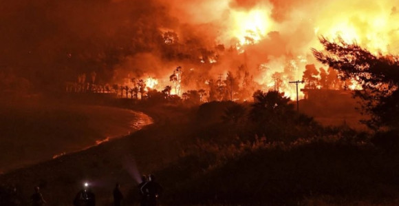 Ljudi trajektom bježe sa ostrva - UZNEMIRUJUĆI SNIMCI