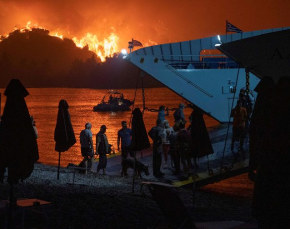 Požari u Grčkoj: Haos i razaranje, hiljade evakuisanih