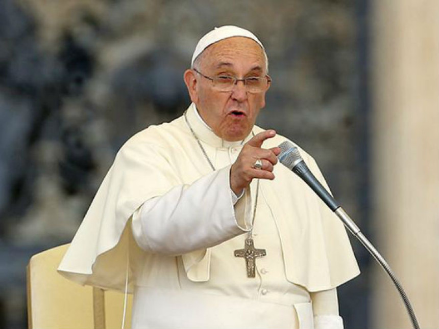 Papi poslano pismo sa tri metka