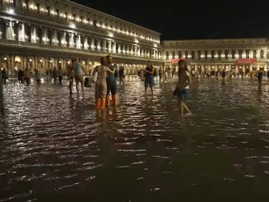 Trg svetog Marka: Poplava kad joj vrijeme nije (VIDEO)