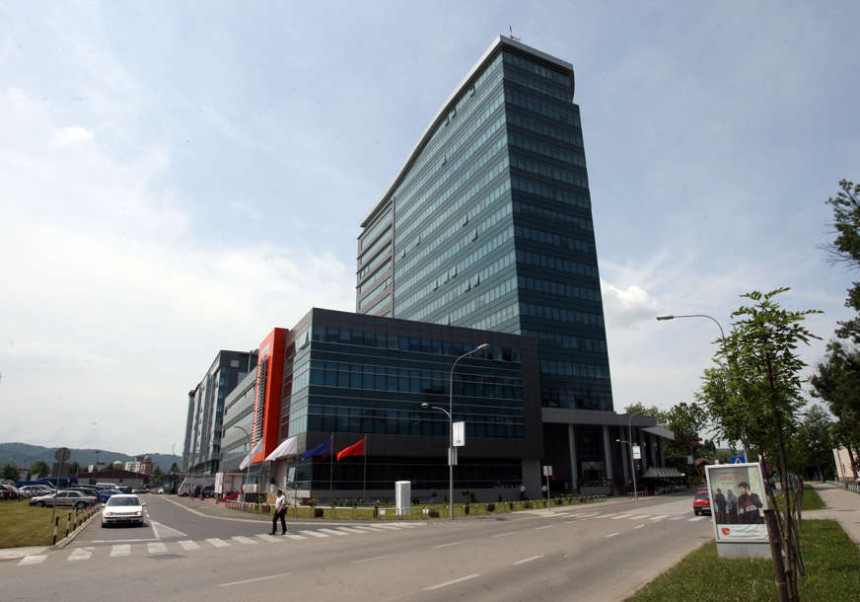 Upalio se alarm, službenici izašli napolje