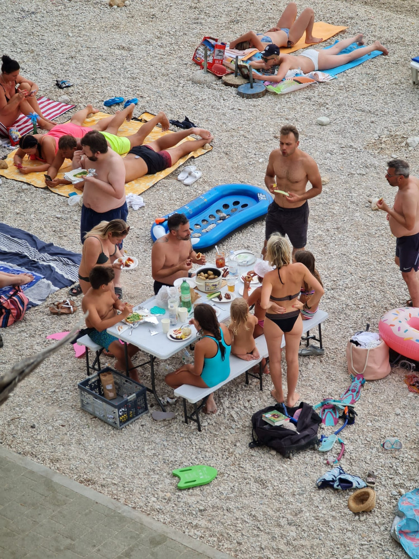 Туристи у Башким Водама: И лонац на плажу