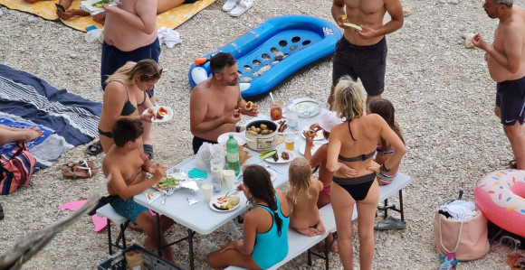 Turisti u Baškim Vodama: I lonac na plažu