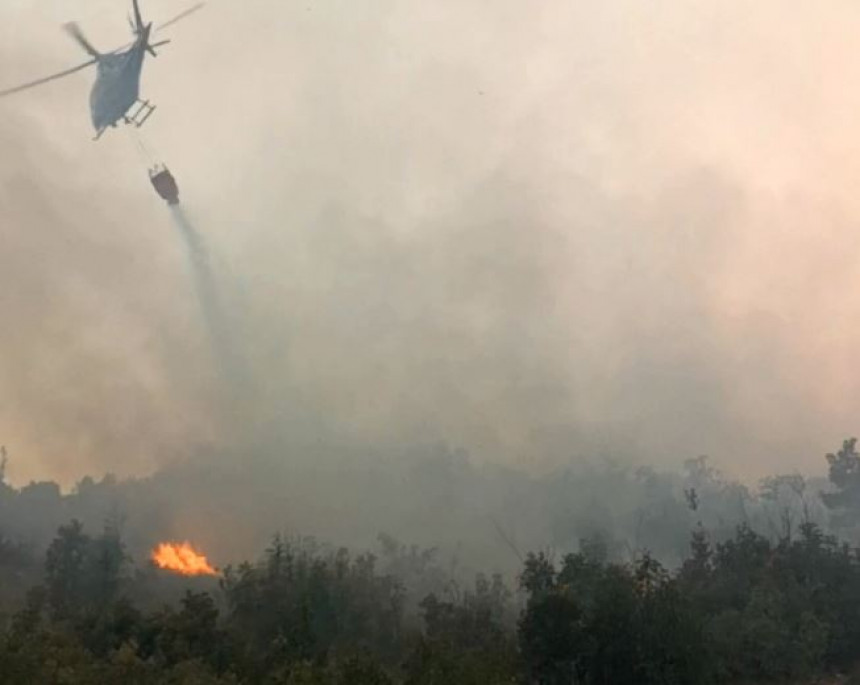 Borba sa vatrom: Helikopter gasi požar kod Bileće