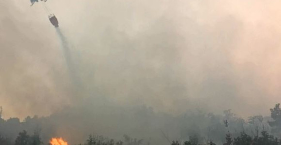 Borba sa vatrom: Helikopter gasi požar kod Bileće