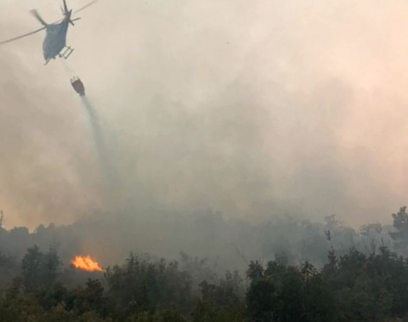 Borba sa vatrom: Helikopter gasi požar kod Bileće