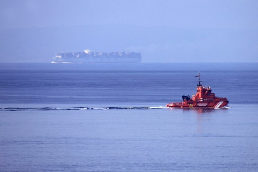 Екоцид у најави: Брод преполовљен, цури нафта (ВИДЕО)