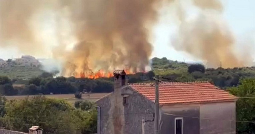 Пожари код Пуле изван контроле, гори код кућа