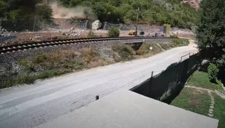 Izbjegnuta nesreća: Ogromna stijena se sručila na put (VIDEO)
