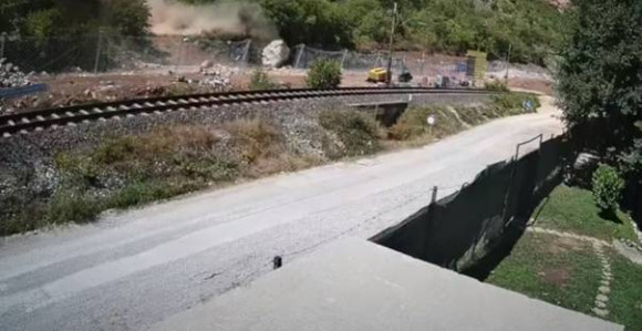 Izbjegnuta nesreća: Ogromna stijena se sručila na put (VIDEO)