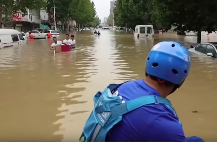 Поплаве у Кини односе животе, потопљене куће