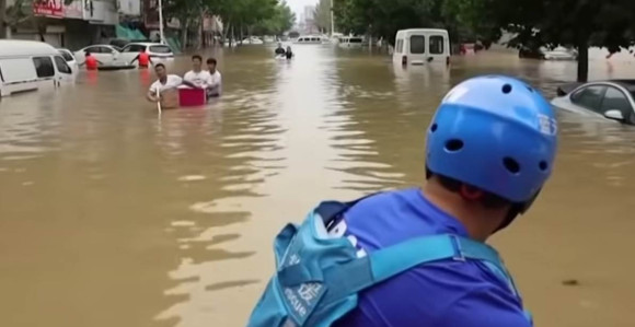 Poplave u Kini odnose živote, potopljene kuće