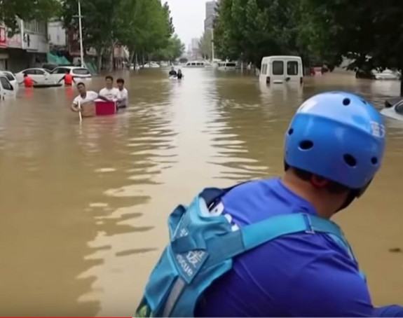 Поплаве у Кини односе животе, потопљене куће