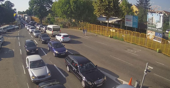 Колоне на прелазима према Црној Гори и Хрватској