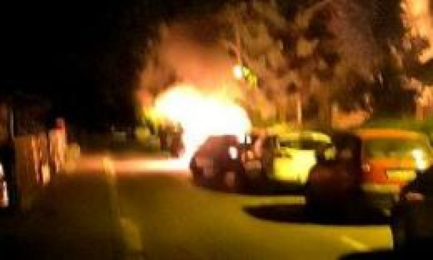 Zapaljen automobil u Banjaluci, druga vozila oštećena