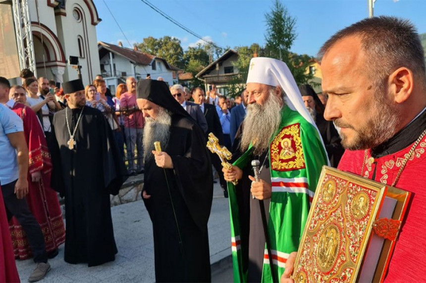 Veliki broj građana pred liturgiju koju služi patrijarh