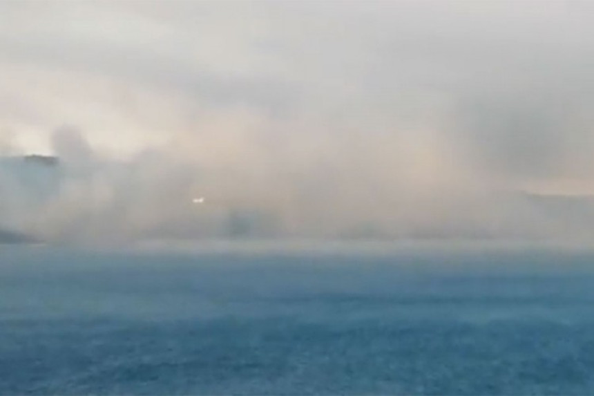 Na Hvaru izbio veliki požar, stigli kanaderi (VIDEO)