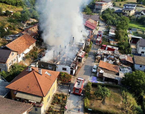 Sarajevo: Požar u naselju, izgorilo nekoliko kuća