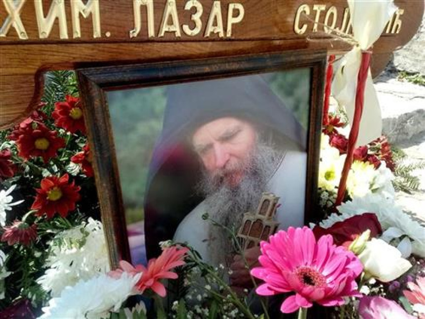 Arhimadrit Lazar sahranjen danas u manastriskoj porti