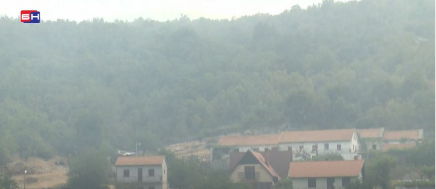 Букти пожар близу кућа у селу Зупци, код Требиња