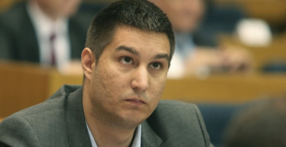 "Da vam je stalo do ljudi ne bi ih tjerali da budu dekor vođi"
