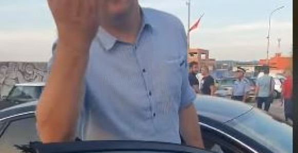 Pogledajte kako se bahati SNSD-ov gradonačelnik