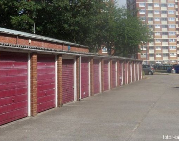 Obožavalac kupio garažna vrata iz serije “Mućke”!