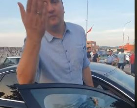 Pogledajte kako se bahati SNSD-ov gradonačelnik