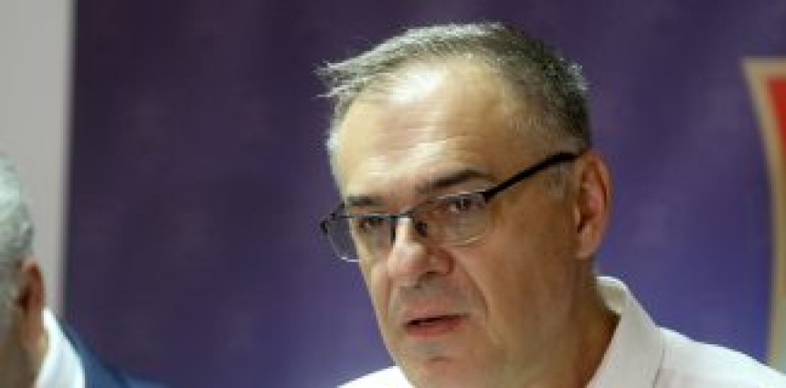 Broj oboljelih raste, SNSD drži mitinge i proslave