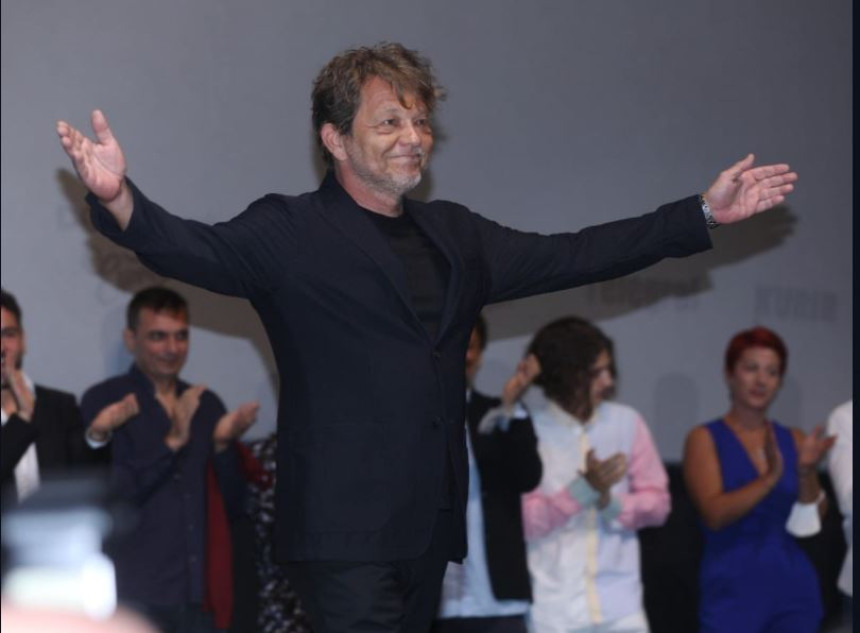 Nakon saslušanja poklonio se publici na premijeri filma