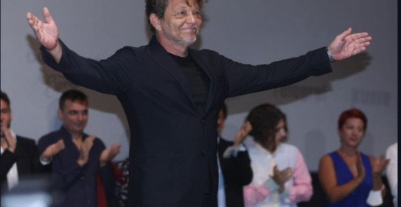 Nakon saslušanja poklonio se publici na premijeri filma