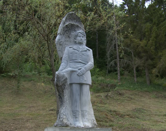Postavljen spomen-kip Spomenku Gostiću u Petrovu