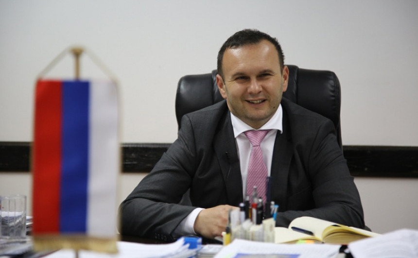 Срамота да се градоначелник вози у старој Оцтавији