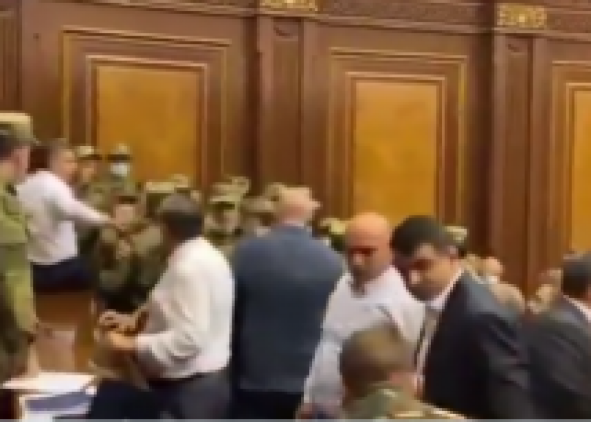 Haos u parlamentu: Obračun vlasti i opozicije (VIDEO)