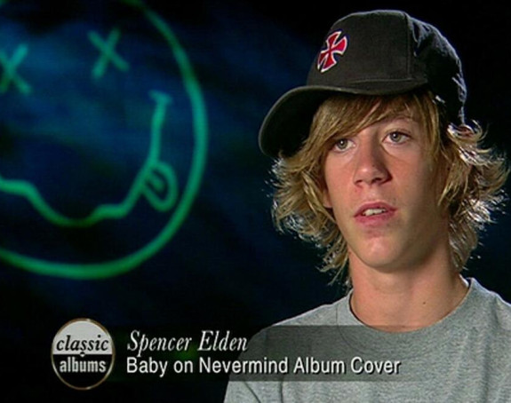 Bio je beba kad su ga slikali a sada tuži čuveni bend za dečiju pornografiju!