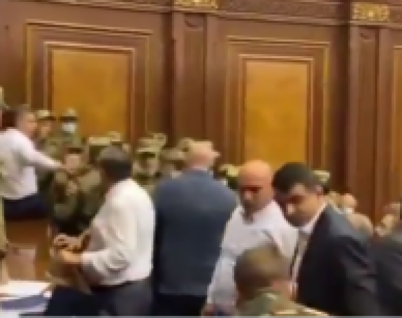 Haos u parlamentu: Obračun vlasti i opozicije (VIDEO)